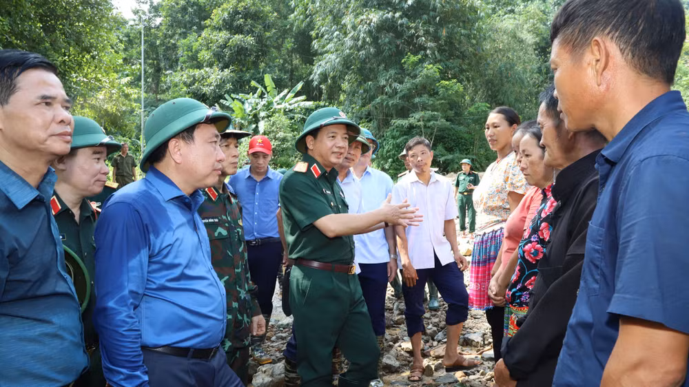 Thượng tướng Trịnh Văn Quyết thăm người dân thôn Đồng Tâm, xã Yên Thành, huyện Quang Bình.
