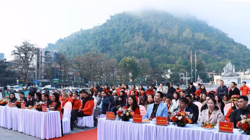 Hà Giang tổ chức lễ đón những vị khách du lịch đầu tiên năm 2025.