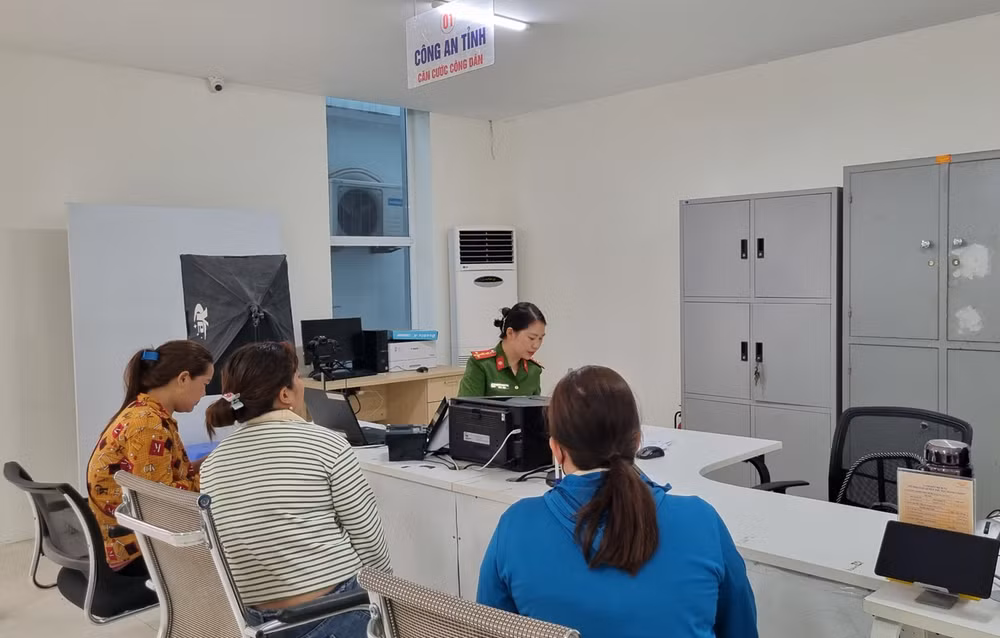 Người dân đến làm thủ tục hành chính tại Trung tâm Phục vụ hành chính công tỉnh Hà Giang.