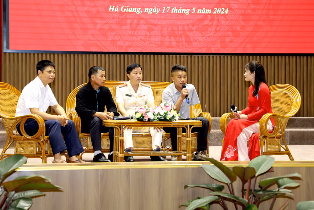 Giao lưu giữa các tập thể, cá nhân điển hình, tiêu biểu trong học tập và làm theo tư tưởng, đạo đức, phong cách Hồ Chí Minh. Giao lưu giữa các tập thể, cá nhân điển hình, tiêu biểu trong học tập và làm theo tư tưởng, đạo đức, phong cách Hồ Chí Minh.