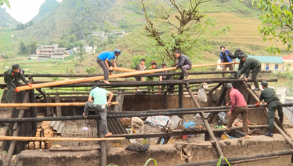 Các chiến sĩ cảnh sát cơ động giúp người dân lợp lại mái nhà bị hư hỏng do mưa đá. Các chiến sĩ cảnh sát cơ động giúp người dân lợp lại mái nhà bị hư hỏng do mưa đá.