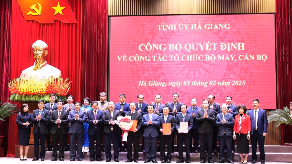 Các đồng chí lãnh đạo tỉnh Hà Giang trao quyết định thành lập Đảng bộ các cơ quan Đảng tỉnh Hà Giang. Các đồng chí lãnh đạo tỉnh Hà Giang trao quyết định thành lập Đảng bộ các cơ quan Đảng tỉnh Hà Giang.