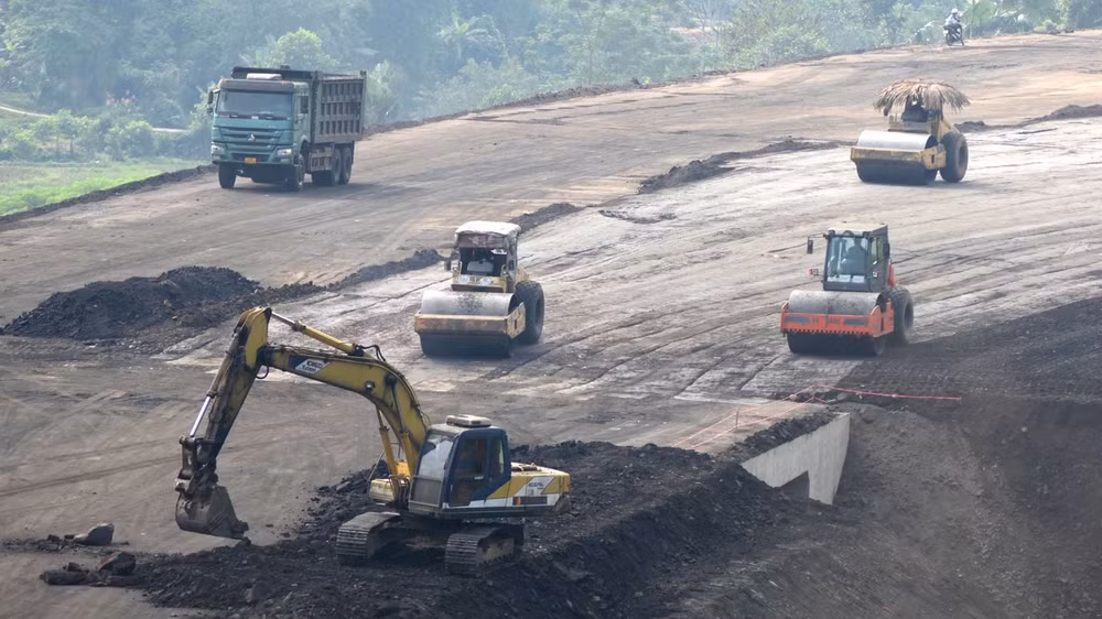 Gần 100 thiết bị máy móc, nhân lực chia thành nhiều mũi thi công trên toàn tuyến cao tốc tại gói thầu số 04-XL. Gần 100 thiết bị máy móc, nhân lực chia thành nhiều mũi thi công trên toàn tuyến cao tốc tại gói thầu số 04-XL.