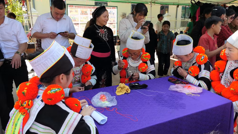 Hội thi thêu trang phục của người Dao đỏ, xã Đường Hồng, huyện Bắc Mê.