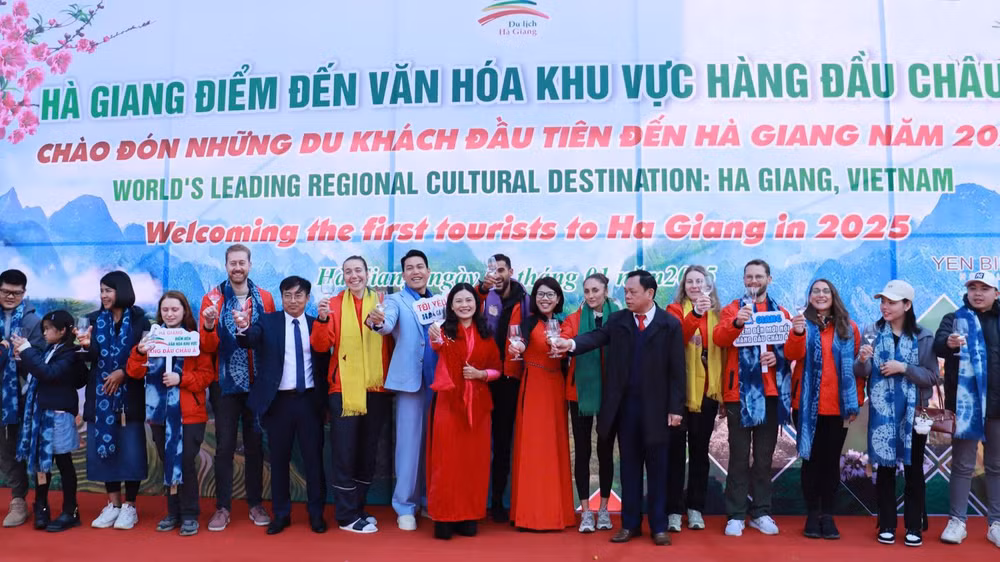 Lãnh đạo tỉnh Hà Giang chụp ảnh lưu niệm cùng những vị khách đầu tiên đến với Hà Giang năm 2025.
