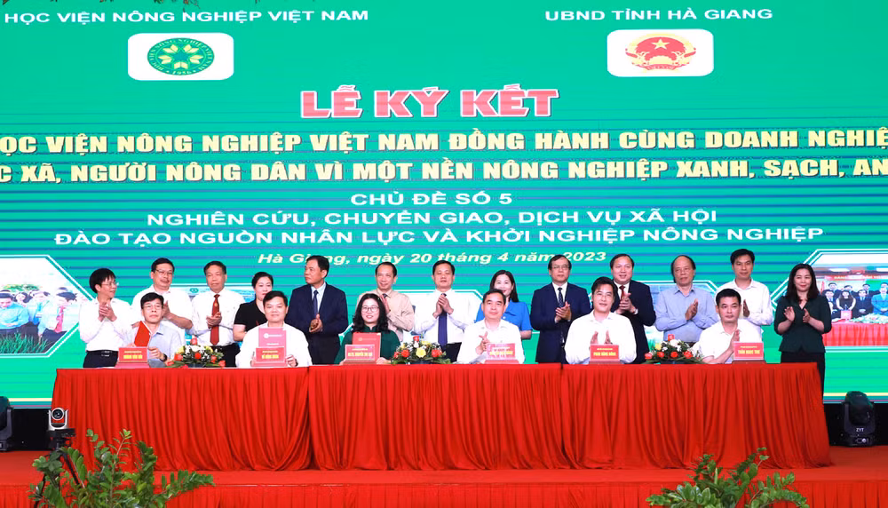 Ký kết chương trình hợp tác giữa Học viện Nông nghiệp Việt Nam và các tỉnh.