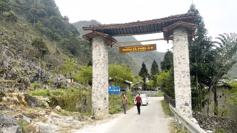 Cổng chào vào thôn Tả Phìn 1, xã Tả Phìn, huyện Đồng Văn.