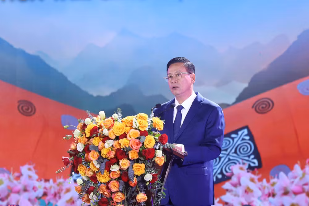 Chủ tịch Ủy ban nhân dân tỉnh Hà Giang Nguyễn Văn Sơn phát biểu khai mạc lễ hội. Chủ tịch Ủy ban nhân dân tỉnh Hà Giang Nguyễn Văn Sơn phát biểu khai mạc lễ hội.