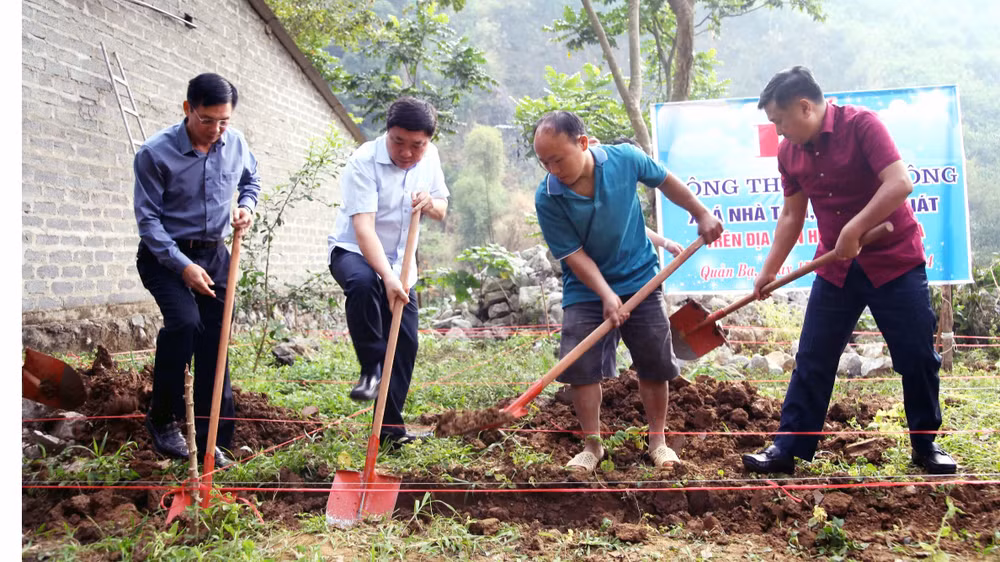 Các đồng chí lãnh đạo tỉnh Hà Giang, huyện Quản Bạ thực hiện nghi thức khởi công xây dựng nhà cho gia đình anh Hạng Mí Sử.