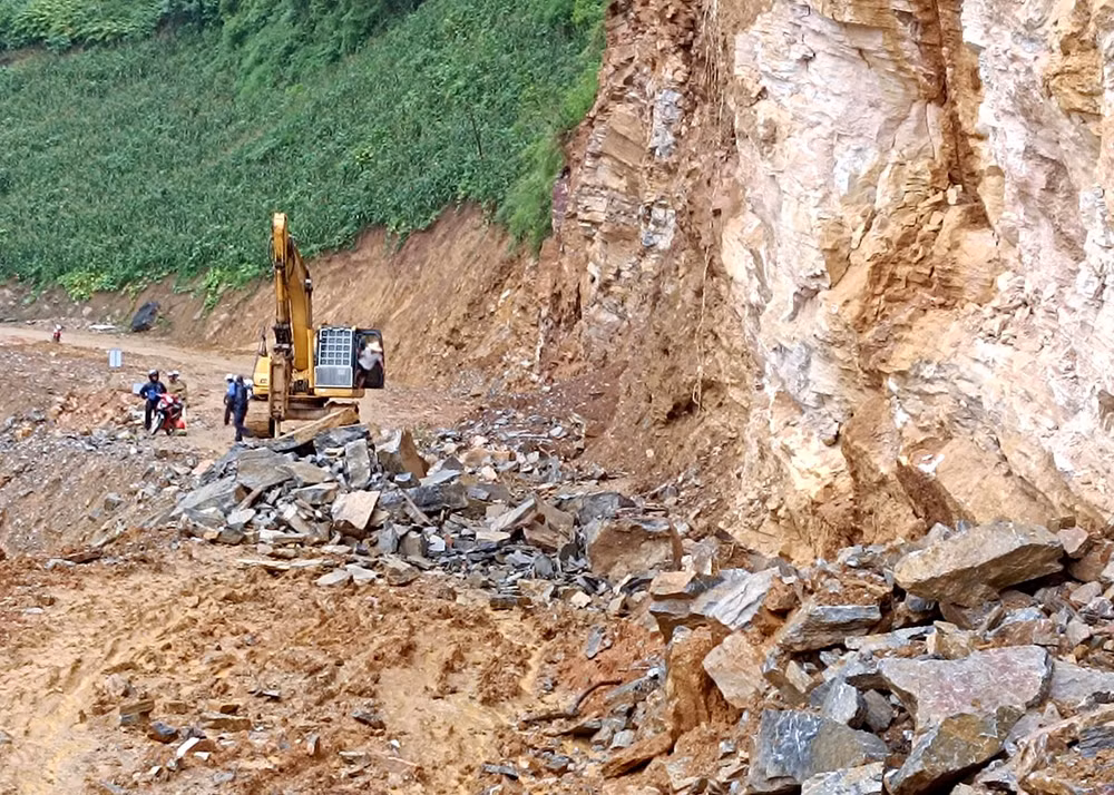 Huyện Xín Mần huy động máy móc khắc phục hậu quả do thiên tai. Huyện Xín Mần huy động máy móc khắc phục hậu quả do thiên tai.