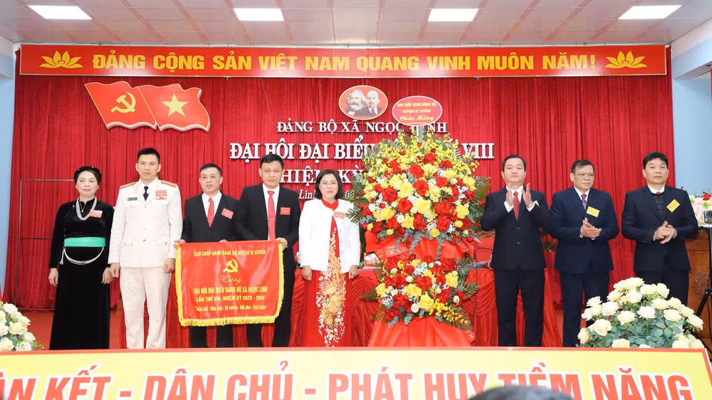 Các đồng chí lãnh đạo huyện Vị Xuyên tặng hoa chúc mừng đại hội.