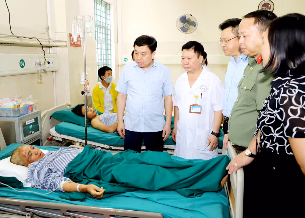 Quyền Bí thư Tỉnh ủy Hà Giang Nguyễn Mạnh Dũng thăm hỏi, động viên nạn nhân vụ sạt lở đất đang điều trị tại Bệnh viện đa khoa Hà Giang. Quyền Bí thư Tỉnh ủy Hà Giang Nguyễn Mạnh Dũng thăm hỏi, động viên nạn nhân vụ sạt lở đất đang điều trị tại Bệnh viện đa khoa Hà Giang.