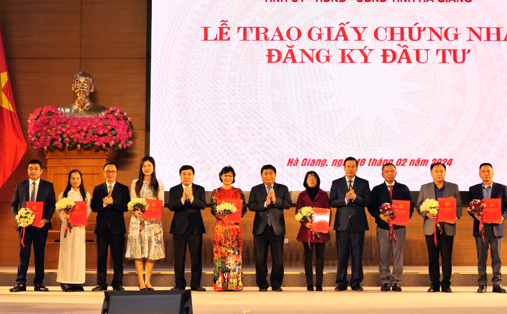 Lãnh đạo Bộ Kế hoạch và Đầu tư và tỉnh Hà Giang trao giấy chứng nhận đăng ký đầu tư cho các doanh nghiệp.