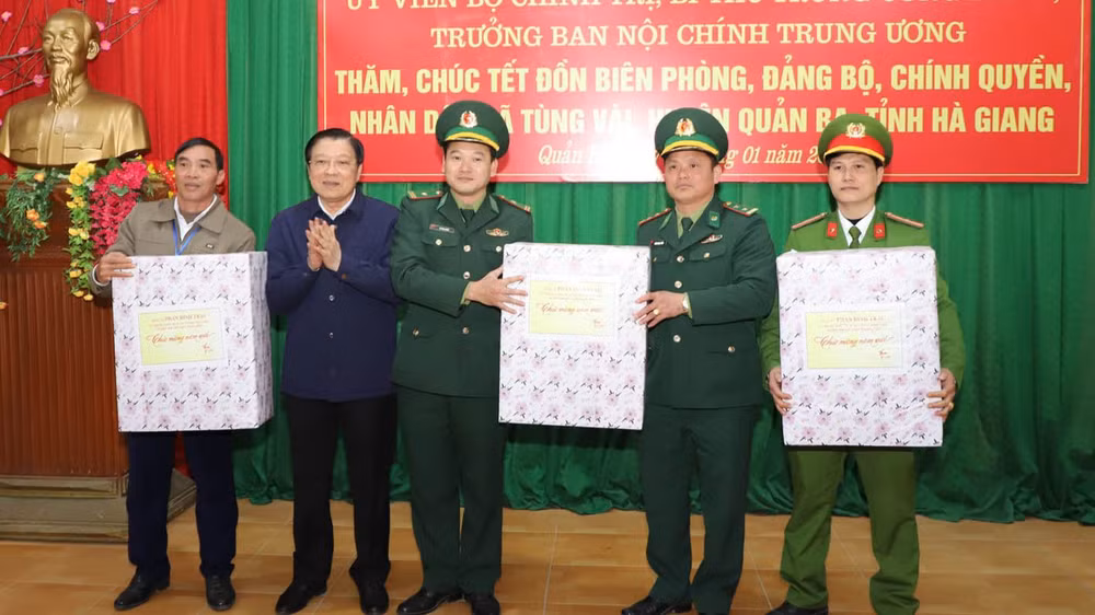 Đồng chí Phan Đình Trạc tặng quà cho Đồn Biên phòng Tùng Vài và Công an xã Tùng vài, huyện Quản Bạ. Đồng chí Phan Đình Trạc tặng quà cho Đồn Biên phòng Tùng Vài và Công an xã Tùng vài, huyện Quản Bạ.