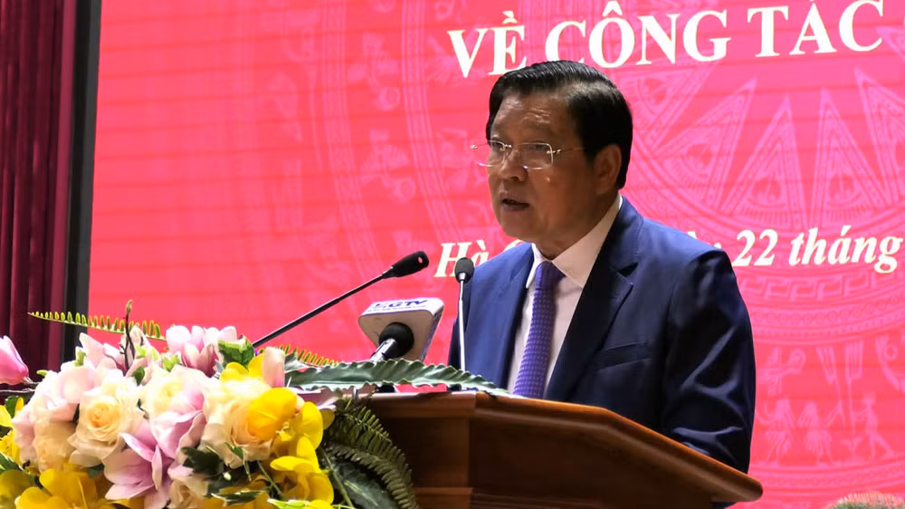 Đồng chí Phan Đình Trạc phát biểu giao nhiệm vụ tại hội nghị.