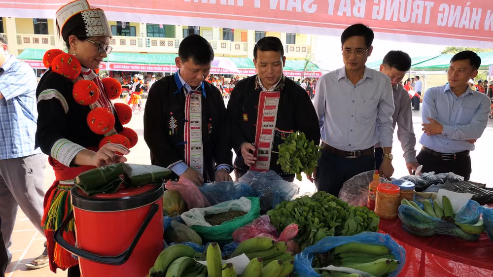 Các đồng chí lãnh đạo huyện Bắc Mê thăm qua gian trưng bày các sản phẩm nông nghiệp đặc trưng.