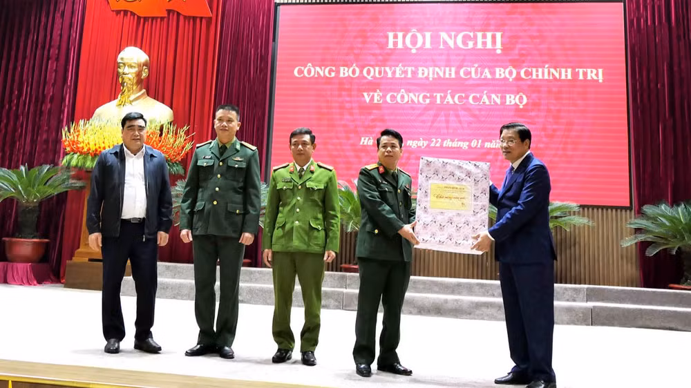 Đồng chí Phan Đình Trạc tặng quà Tết cho các lực lượng vũ trang và Ban Nội chính Tỉnh ủy Hà Giang.