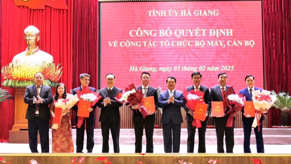 Các đồng chí lãnh đạo tỉnh Hà Giang trao quyết định sáp nhập, thành lập và các quyết định về công tác cán bộ cho lãnh đạo Ban Tuyên giáo và Dân vận Tỉnh ủy. Các đồng chí lãnh đạo tỉnh Hà Giang trao quyết định sáp nhập, thành lập và các quyết định về công tác cán bộ cho lãnh đạo Ban Tuyên giáo và Dân vận Tỉnh ủy.