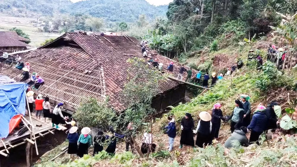 Hội viên phụ nữ huyện Hoàng Su Phì hỗ trợ gia đình hội viên dỡ nhà cũ để xây nhà mới.