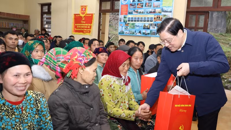 Đồng chí Phan Đình Trạc tặng quà Tết cho các hộ nghèo huyện Quản Bạ.