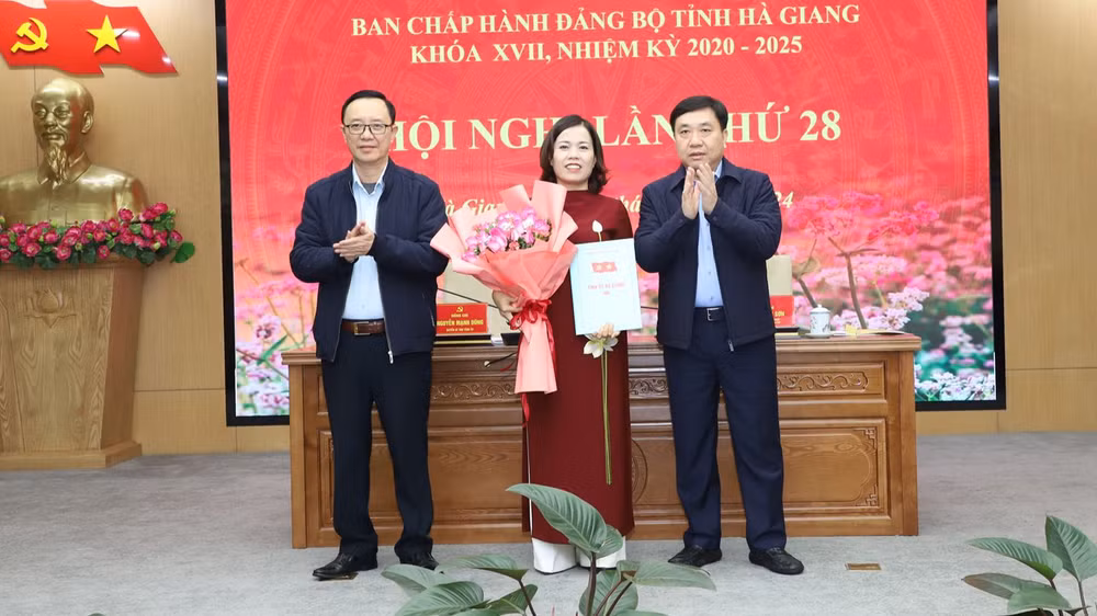 Các đồng chí lãnh đạo tỉnh Hà Giang tặng hoa chúc mừng bà Lý Thị Lan được bầu làm Trưởng Đoàn đại biểu Quốc hội khóa 15, đơn vị tỉnh Hà Giang.