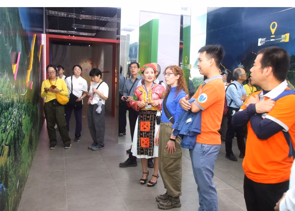 Đoàn công tác Công viên địa chất Miné-Akiyoshidai thăm quan Bảo tàng tỉnh Hà Giang.