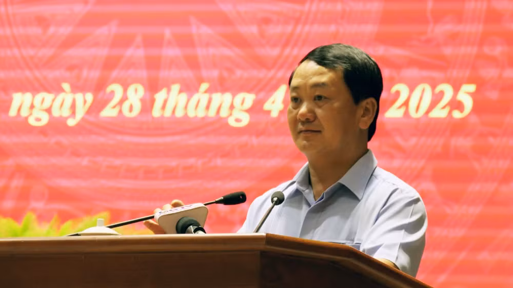 Đồng chí Hầu A Lềnh, Bí thư Tỉnh ủy Hà Giang phát biểu chỉ đạo tại hội nghị.