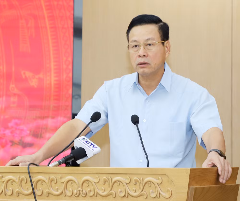 Chủ tịch Ủy ban nhân dân tỉnh Hà Giang phát biểu tại hội nghị.