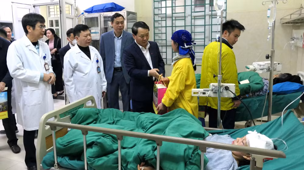 Bí thư Tỉnh ủy Hà Giang Hầu A Lềnh tặng quà cho bệnh nhân tại Bệnh viện đa khoa Hà Giang.