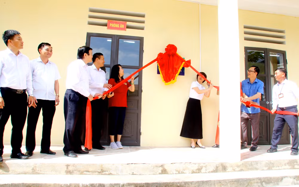 Nguyên Chủ tịch nước Trương Tấn Sang và các nhà tài trợ khánh thành công trình cải tạo, sửa chữa Trường tiểu học và trung học cơ sở Thanh Đức, xã Thanh Đức (Vị Xuyên).