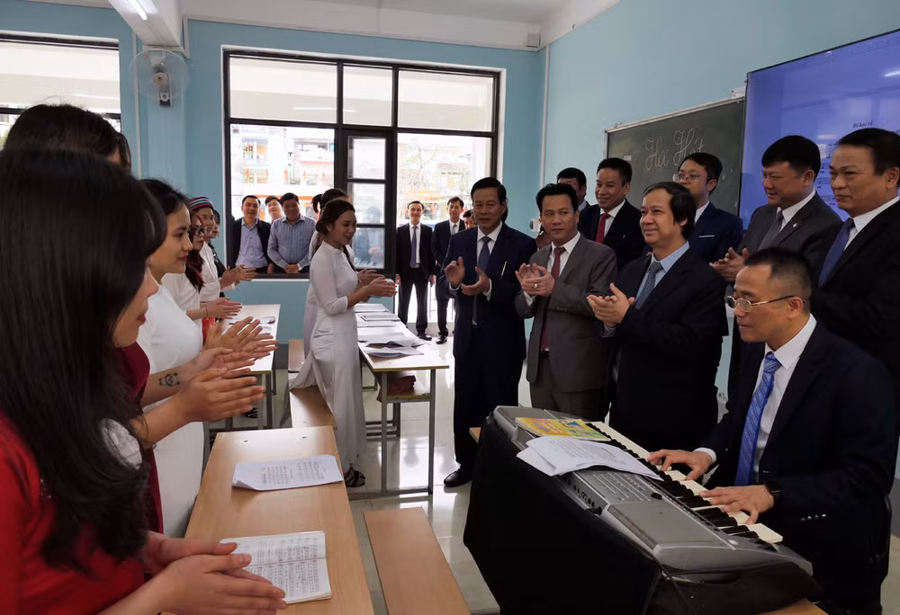 Bộ trưởng Giáo dục và Đào tạo Nguyễn Kim Sơn nói chuyện với sinh viên Phân hiệu Đại học Thái Nguyên tại Hà Giang.