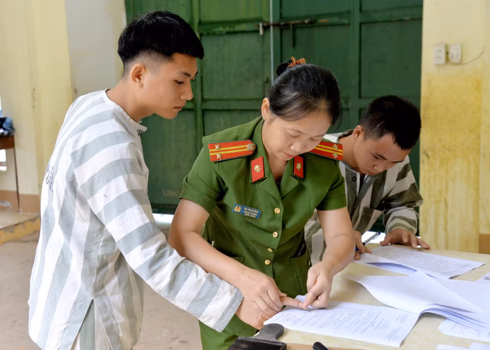 Cơ quan thi hành án hình sự Công an tỉnh hoàn thành thủ tục cho các phạm nhân được đặc xá.
