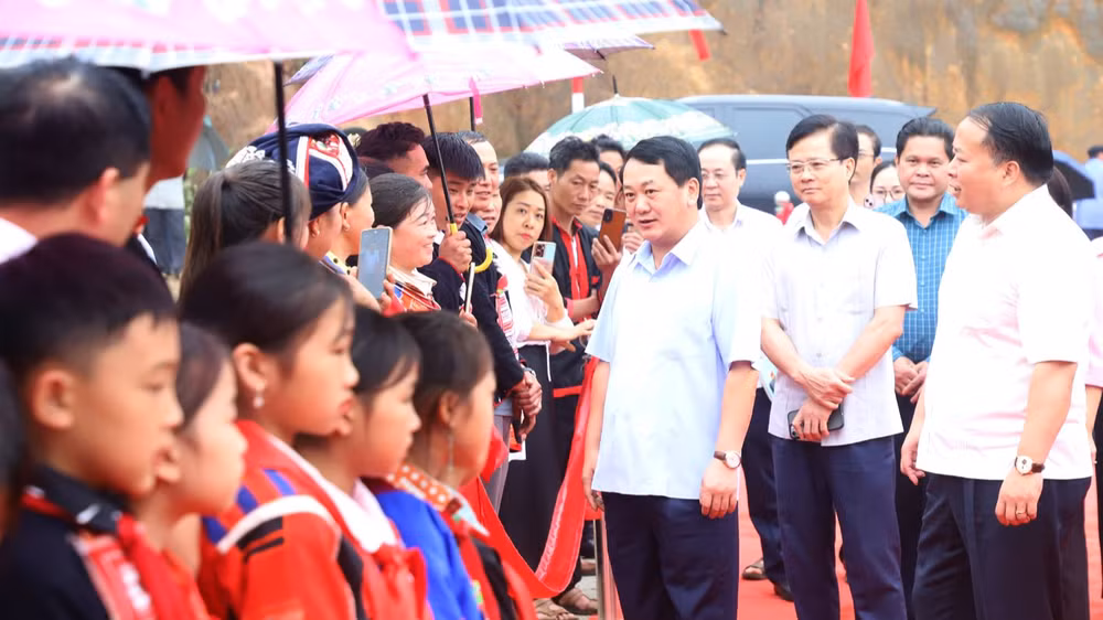 Đông đảo người dân huyện Hoàng Su Phì đến dự Lễ thông xe kỹ thuật đường Bắc Quang-Xín Mần (giai đoạn 1). Đông đảo người dân huyện Hoàng Su Phì đến dự Lễ thông xe kỹ thuật đường Bắc Quang-Xín Mần (giai đoạn 1).