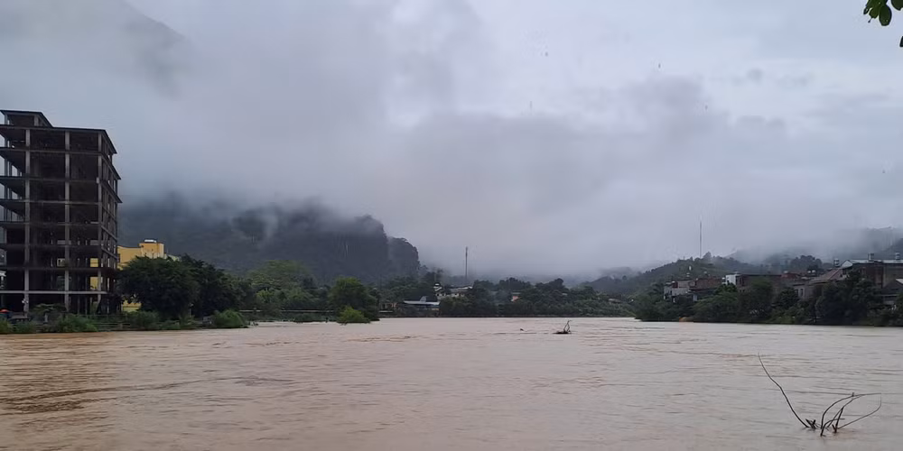 Mực nước sông Lô tiếp tục dâng cao. Mực nước sông Lô tiếp tục dâng cao.