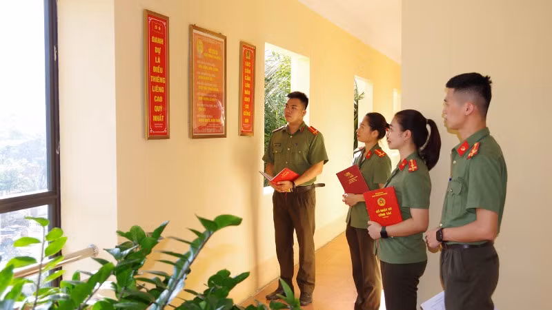 Tuổi trẻ Công an Hà Giang học tập 6 điều Bác Hồ dạy và 2 lời căn dặn “Danh dự là điều thiêng liêng, cao quý nhất” và “Lúc dân cần, lúc dân khó, có công an”.