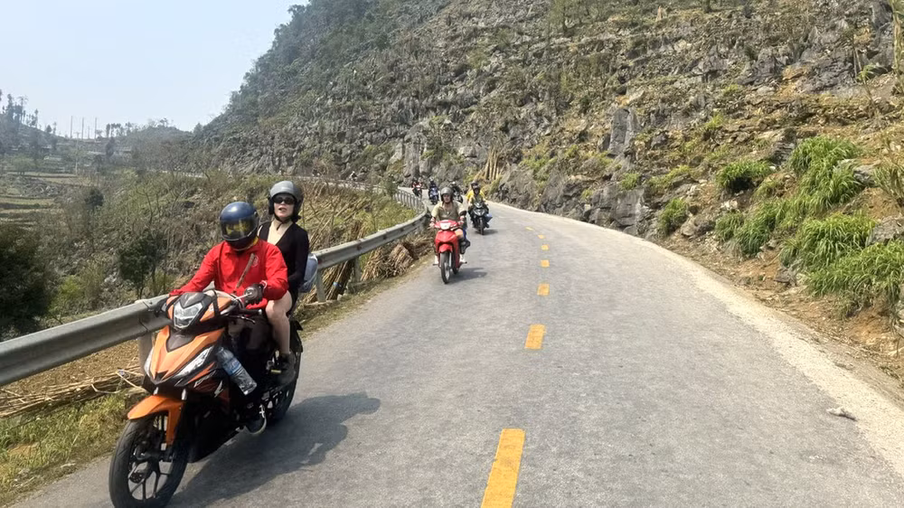 Hàng dài những chiếc xe máy chở khách du lịch ngoại quốc trải nghiệm cung đường đèo hiểm trở trên Cao nguyên đá Đồng Văn. Hàng dài những chiếc xe máy chở khách du lịch ngoại quốc trải nghiệm cung đường đèo hiểm trở trên Cao nguyên đá Đồng Văn.