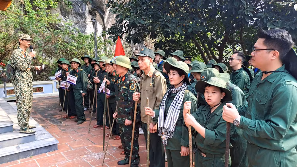 Mỗi điểm đến, du khách được nghe kể những câu chuyện về lòng dũng cảm, anh dũng hy sinh của quân và dân trong cuộc chiến đấu bảo vệ biên giới phía bắc. Mỗi điểm đến, du khách được nghe kể những câu chuyện về lòng dũng cảm, anh dũng hy sinh của quân và dân trong cuộc chiến đấu bảo vệ biên giới phía bắc.