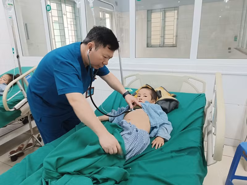 Bệnh nhi ngộ độc quả hồng châu điều trị tại Bệnh viện Đa khoa tỉnh Hà Giang.