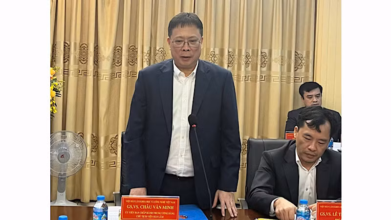 Đồng chí Châu Văn Minh, Chủ tịch Viện Hàn lâm Khoa học và Công nghệ Việt Nam báo cáo Phó Thủ tướng Nguyễn Chí Dũng về kết quả triển khai, thực hiện Nghị quyết số 57-NQ/TW của Bộ Chính trị.