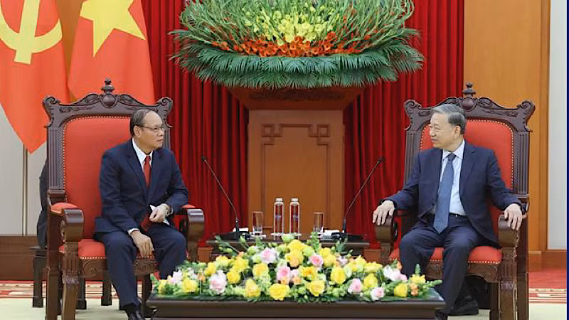 Tổng Bí thư Tô Lâm tiếp đồng chí Đại tướng Vilay Lakhamphong, Ủy viên Bộ Chính trị, Phó Thủ tướng Chính phủ, Bộ trưởng Công an Lào. (Ảnh: TTXVN)