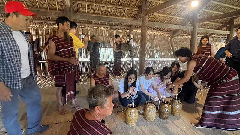 Trải nghiệm uống rượu cần cùng đồng bào.