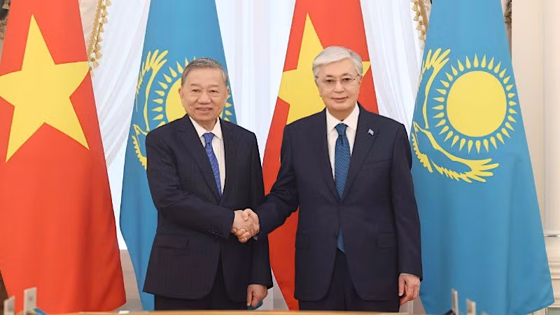 Tổng Bí thư Tô Lâm và Tổng thống Kazakhstan Kassym-Jomart Tokayev chụp ảnh chung trước hội đàm cấp Nhà nước. (Ảnh: Thống Nhất/TTXVN)