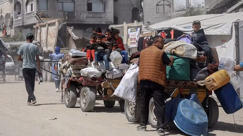 Người dân Palestine đi sơ tán tránh xung đột tại Dải Gaza. (Ảnh: THX/TTXVN)