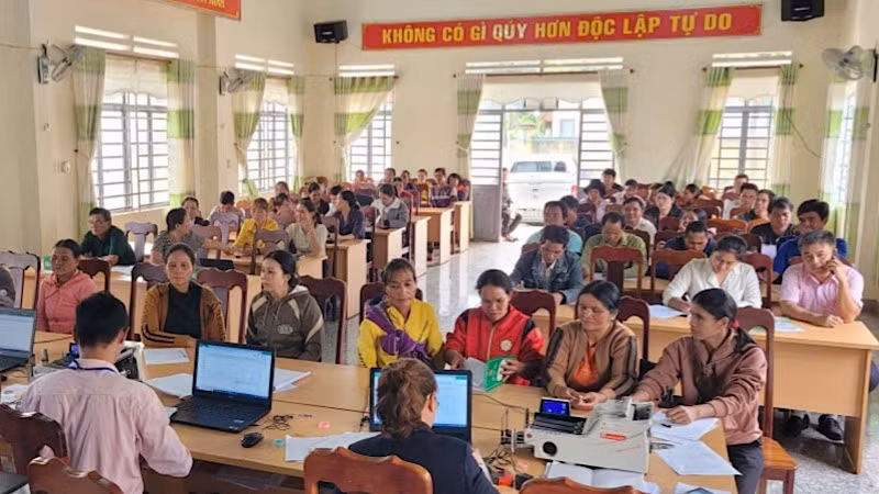 Một buổi giao dịch tại Điểm giao dịch xã của Ngân hàng Chính sách xã hội tỉnh Gia Lai.