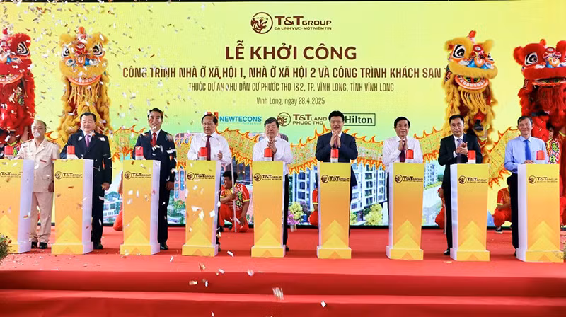 Các đại biểu thực hiện nghi lễ khởi công công trình nhà ở xã hội và khách sạn thuộc dự án Khu dân cư Phước Thọ 1 & 2.
