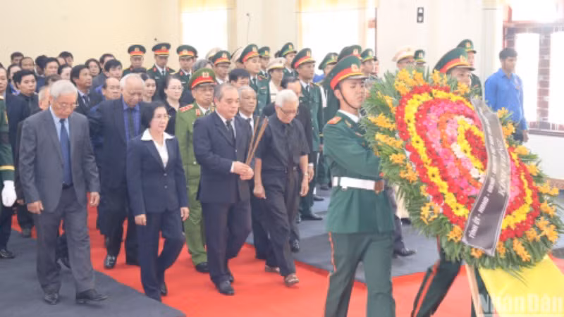 Đoàn đại biểu Tỉnh ủy, Hội đồng nhân dân, Ủy ban nhân dân, Ủy ban Mặt trận Tổ quốc Việt Nam tỉnh Quảng Ngãi viếng nguyên Chủ tịch nước Trần Đức Lương.