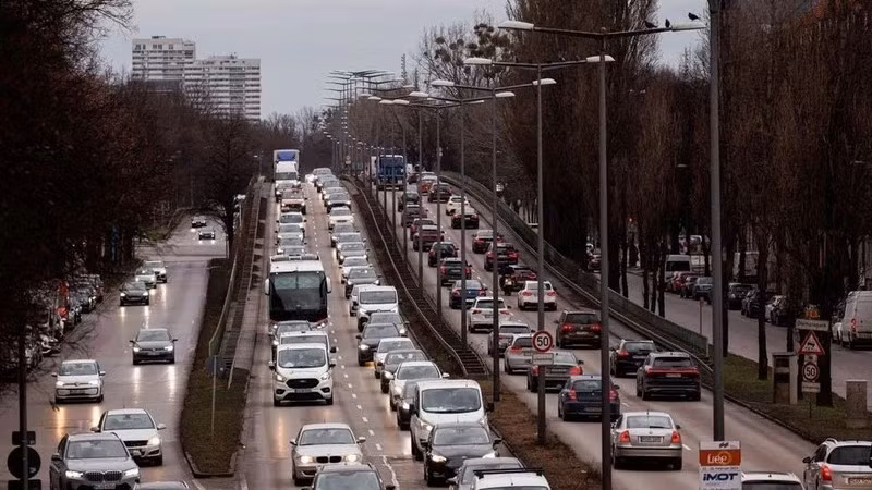 Ô-tô đi lại ở Munich, Đức.