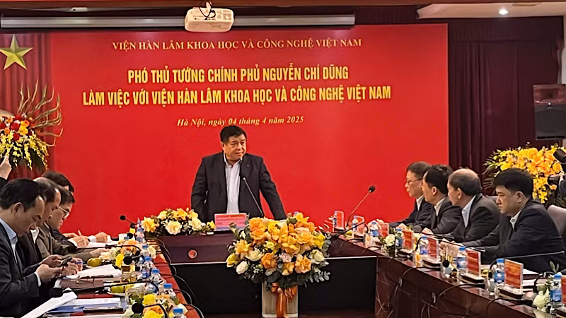 Phó Thủ tướng Chính phủ Nguyễn Chí Dũng phát biểu ý kiến tại buổi làm việc.