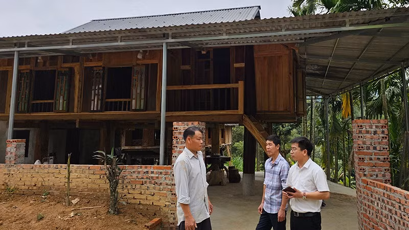 Hộ nghèo Ngân Văn Quyên (bên trái) ở xã Thành Lâm, huyện Bá Thước đã được hỗ trợ, hoàn thành xây dựng mới ngôi nhà giá trị 120 triệu đồng.