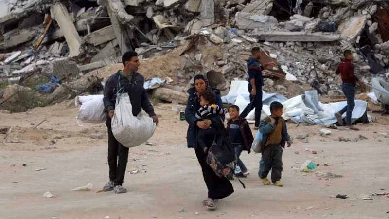 Người dân sơ tán tránh xung đột tại thị trấn Beit Lahia, Dải Gaza. (Ảnh: THX/TTXVN)